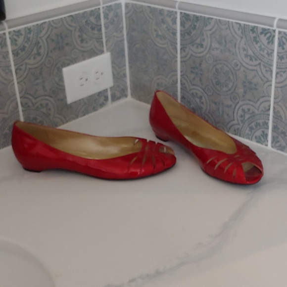 Red flats - Picture 1 of 4